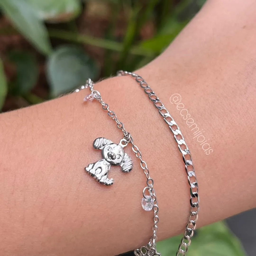 Pulseira dupla com elo grumet e português com cachorro e zircônias penduradas - banhado a ródio branco