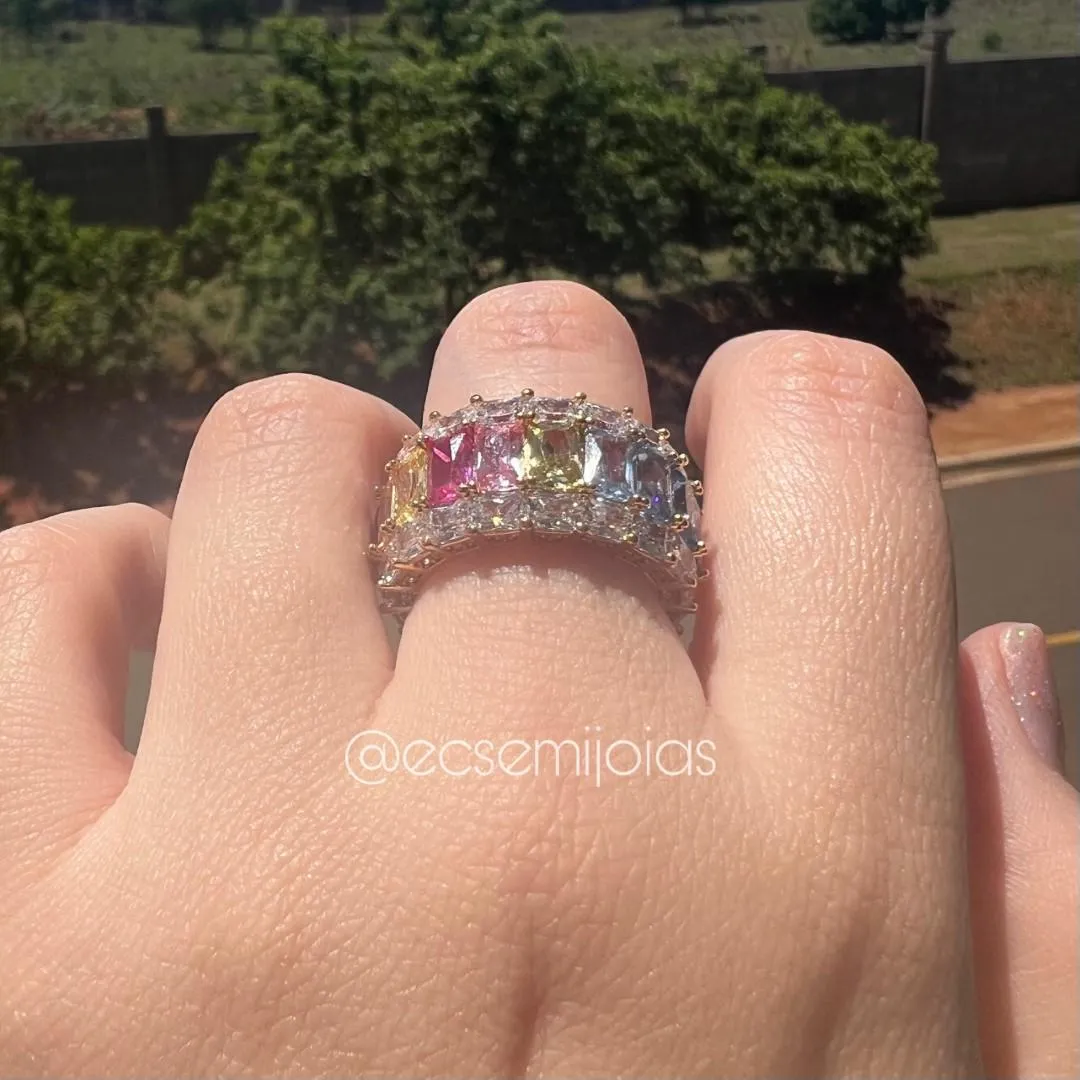Anel com 1 fileira central com zircônias baguetes e bordas com zircônias quadradas - banhado a ouro 18k