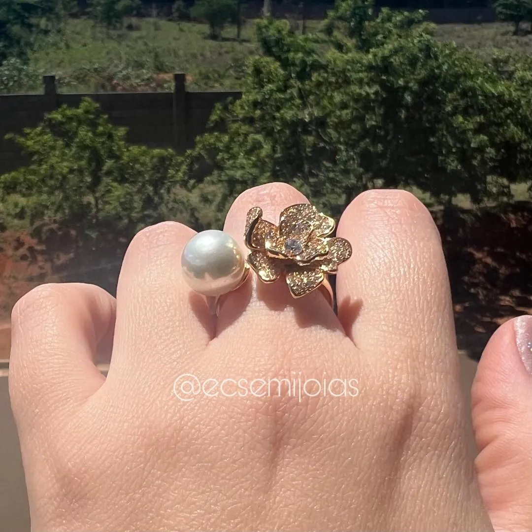 Anel com flor cravejada e pérola - banhado a ouro 18k