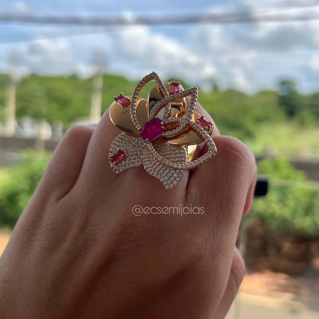 Conjunto de anel e brinco de flor cravejada com pedras ovais maiores, pétalas lisas e cravejadas - banhado a ouro 18k