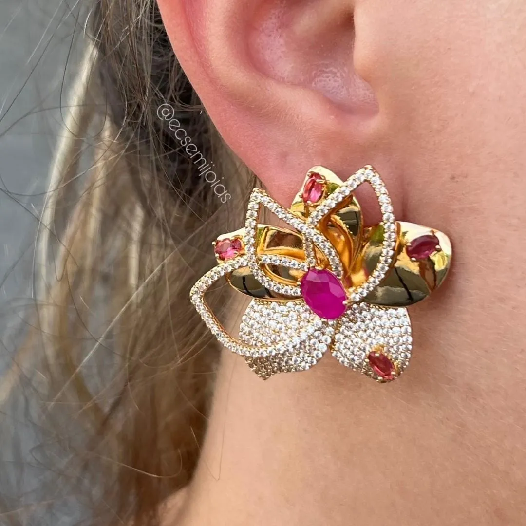 Conjunto de anel e brinco de flor cravejada com pedras ovais maiores, pétalas lisas e cravejadas - banhado a ouro 18k