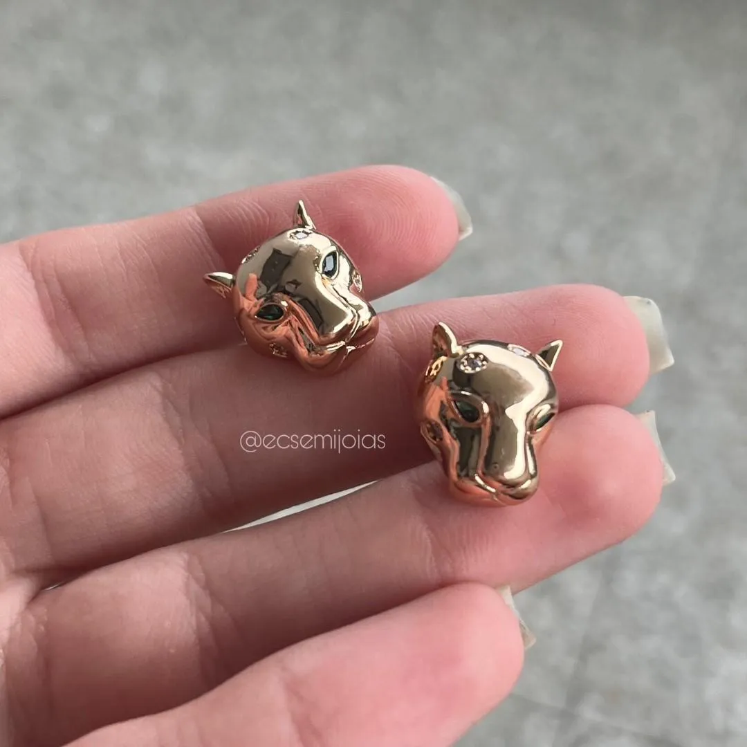 Brinco com cabeça de pantera com zircônias espeçadas - banhado a ouro 18k
