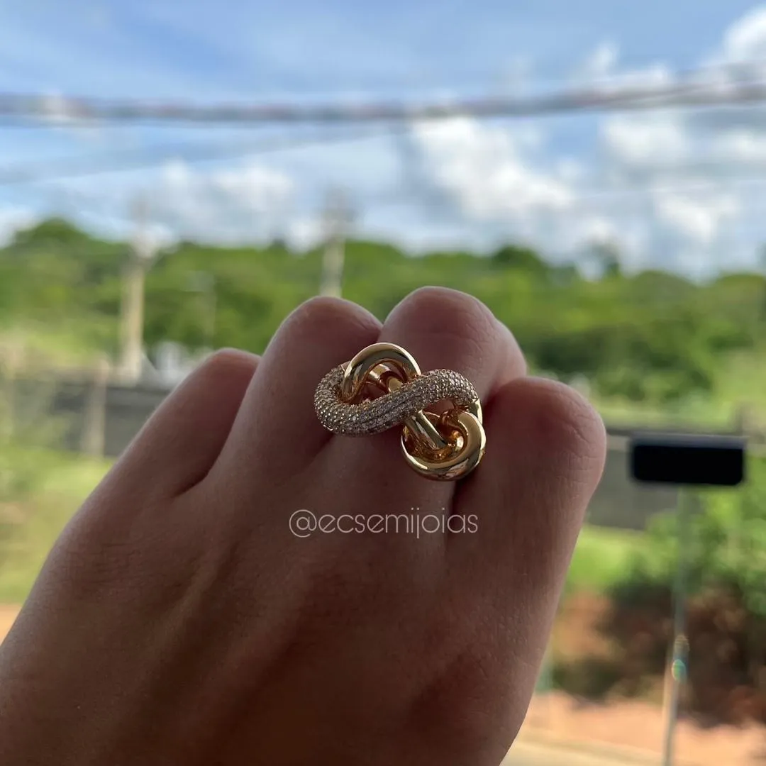 Conjunto de anel e brinco todo entrelaçado vazado com aros lisos e cravejados  - banhado a ouro 18k