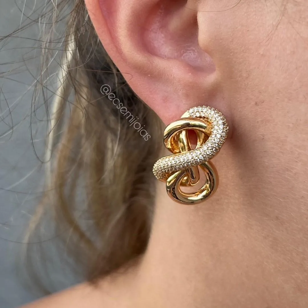 Conjunto de anel e brinco todo entrelaçado vazado com aros lisos e cravejados  - banhado a ouro 18k