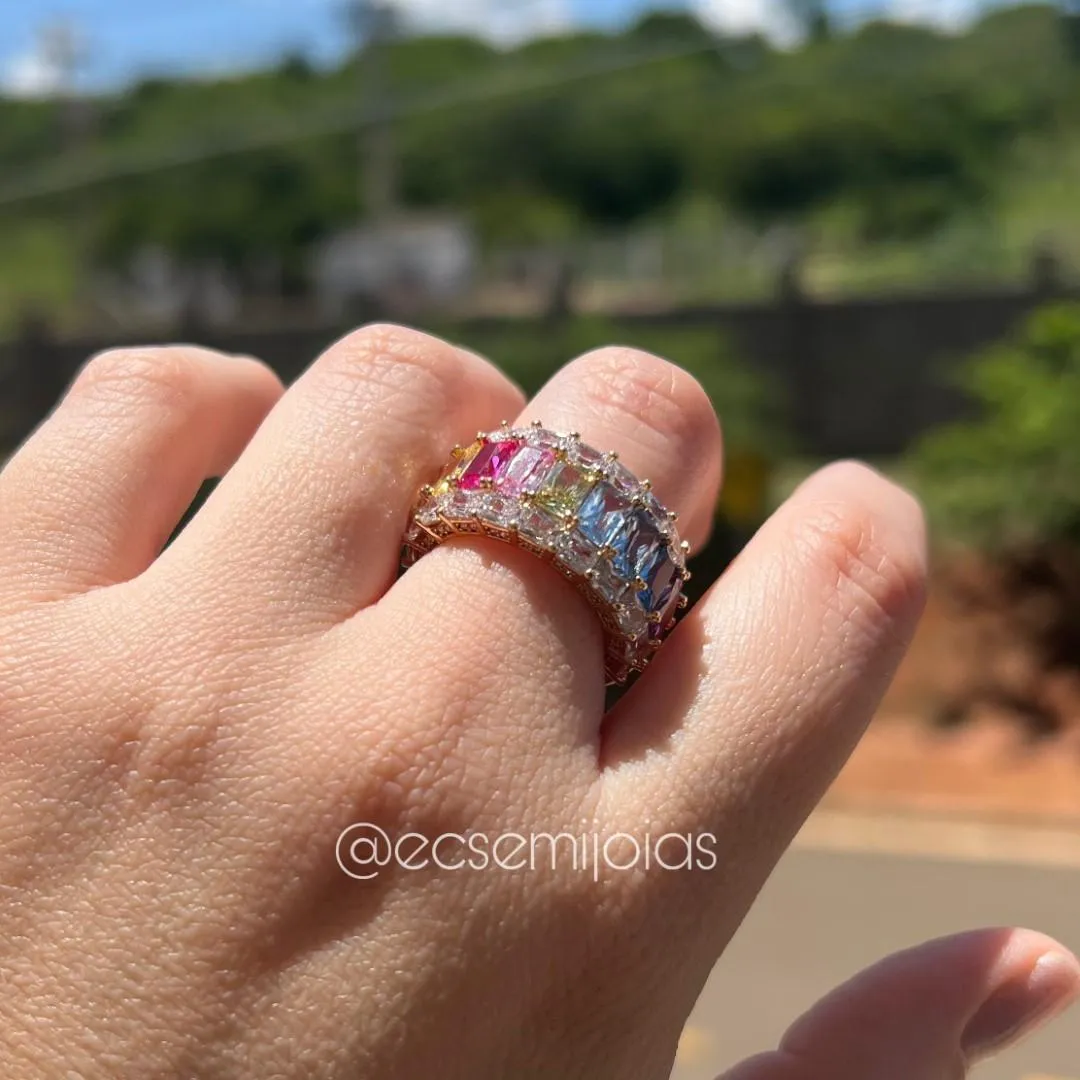 Anel com 1 fileira central com zircônias baguetes e bordas com zircônias quadradas - banhado a ouro 18k