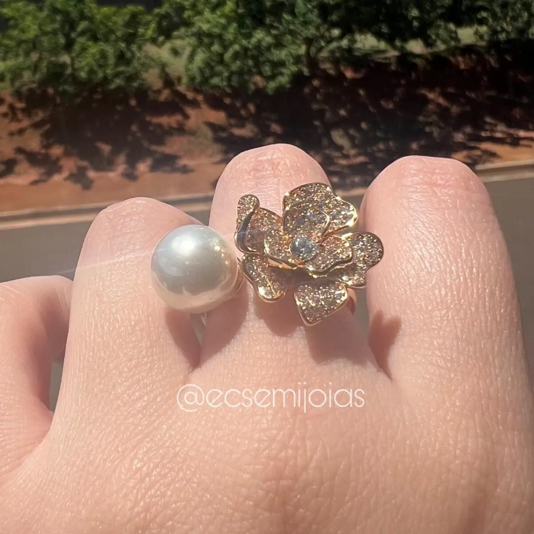 Anel com flor cravejada e pérola - banhado a ouro 18k