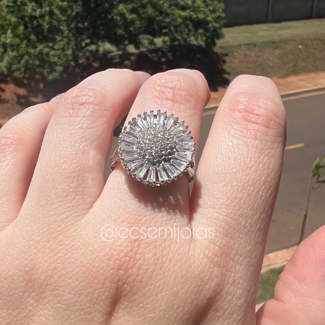 Anel de pizza com centro cravejado e bordas com zircônias baguetes - banhado a ródio branco