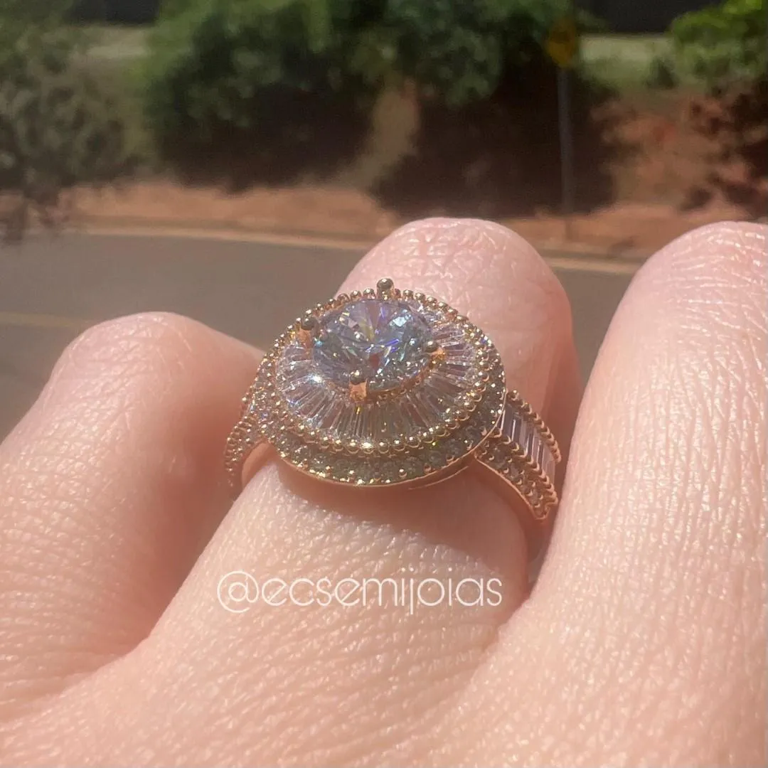 Anel de pizza com zircônia 7mm central cravejado em volta com baguetes - banhado a ouro 18k