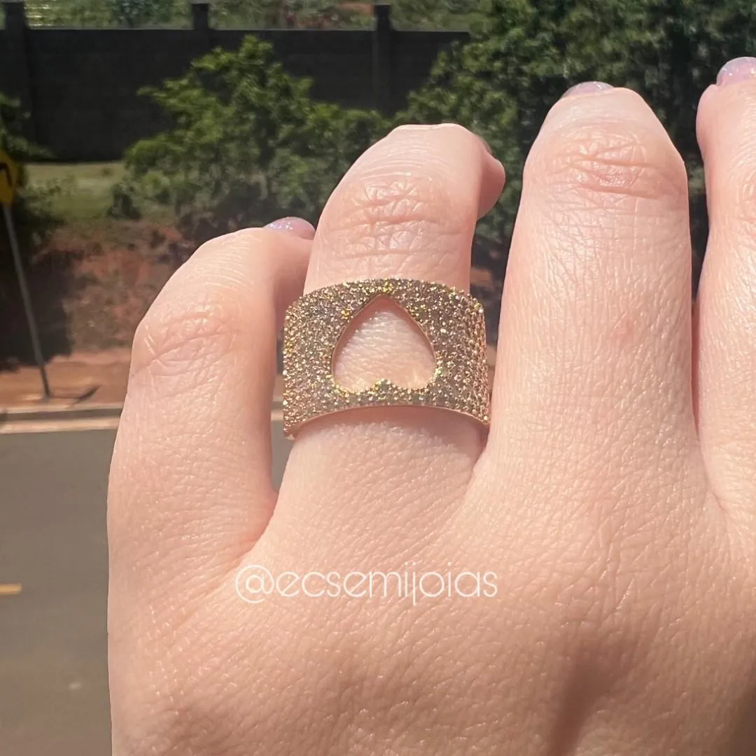 Anel mais grosso cravejado c/ coração vazado centro - banhado a ouro 18k