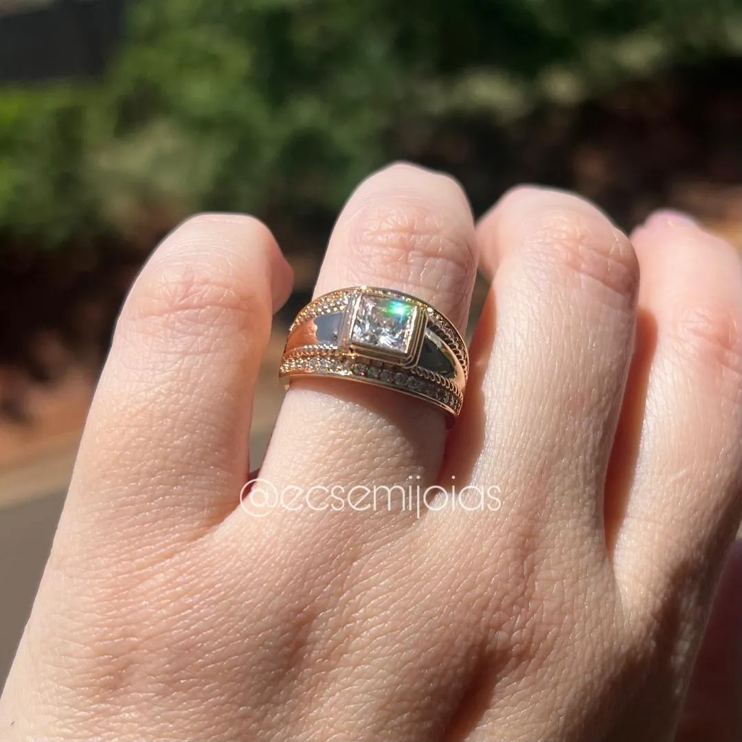 Anel solitário quadrado 7mm com aro cravejado nas bordas - banhado a ouro 18k