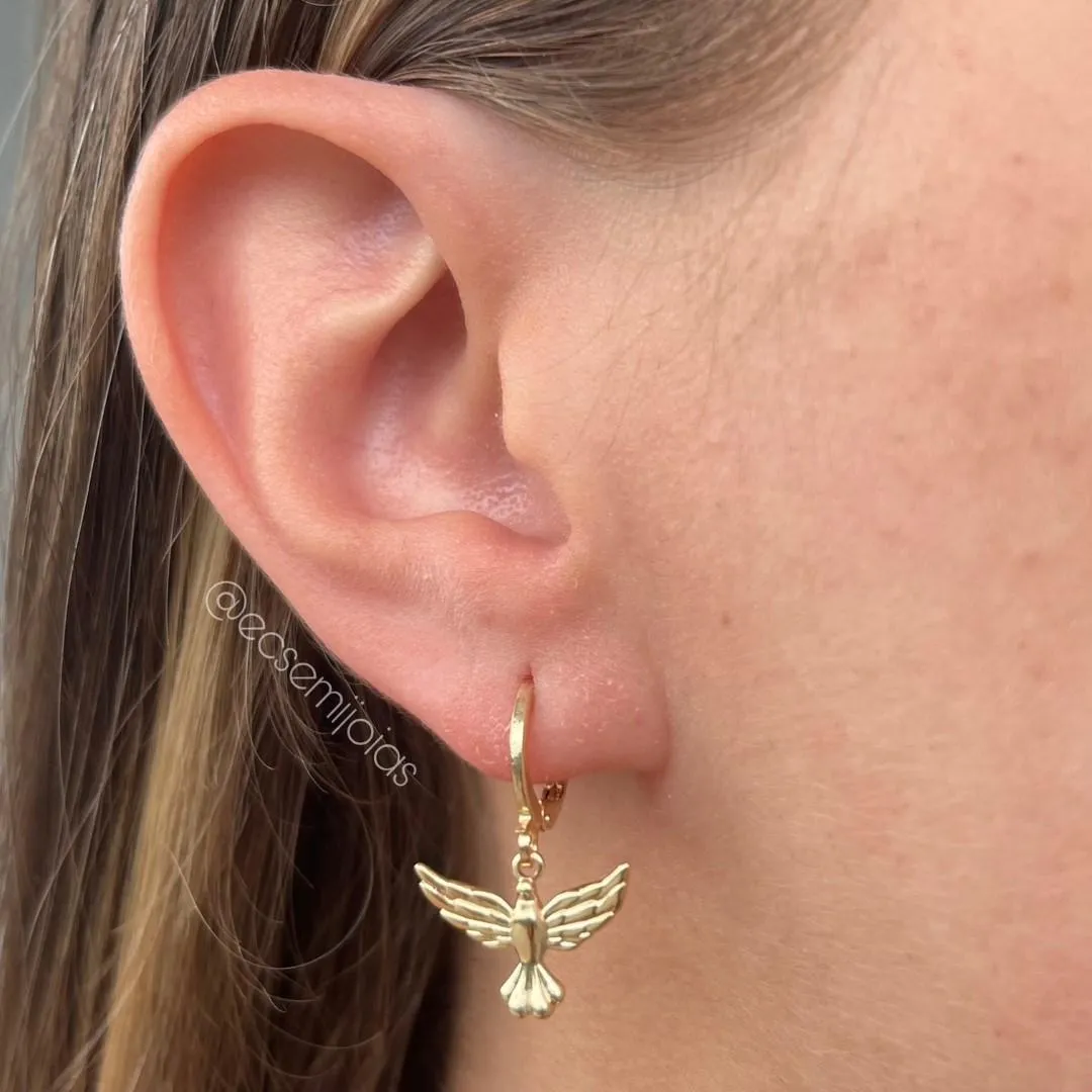 Argola tranqueta com pomba pendurada - banhado a ouro 18k