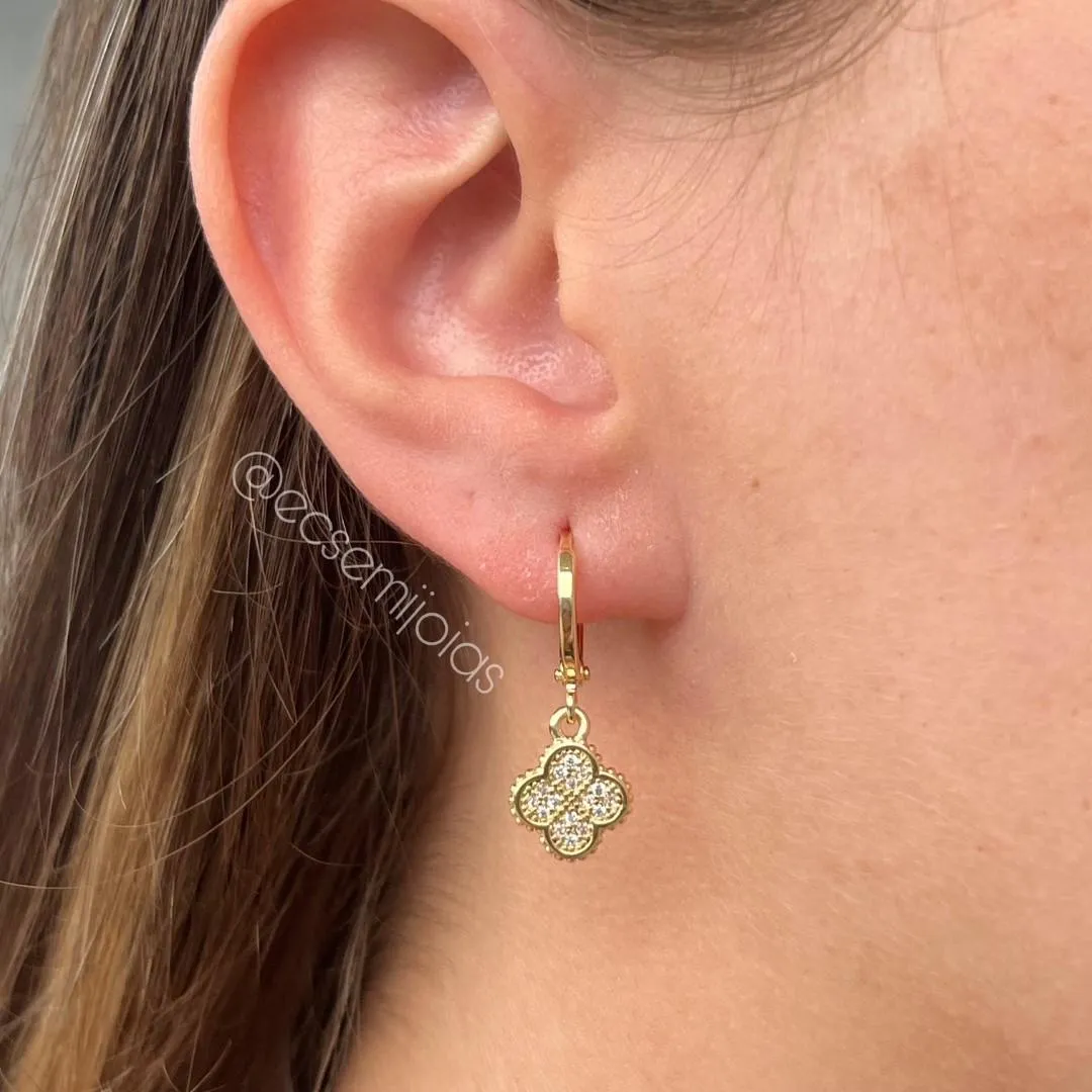 Argola tranqueta com trevo 10mm pendurado cravejado - banhado a ouro 18k