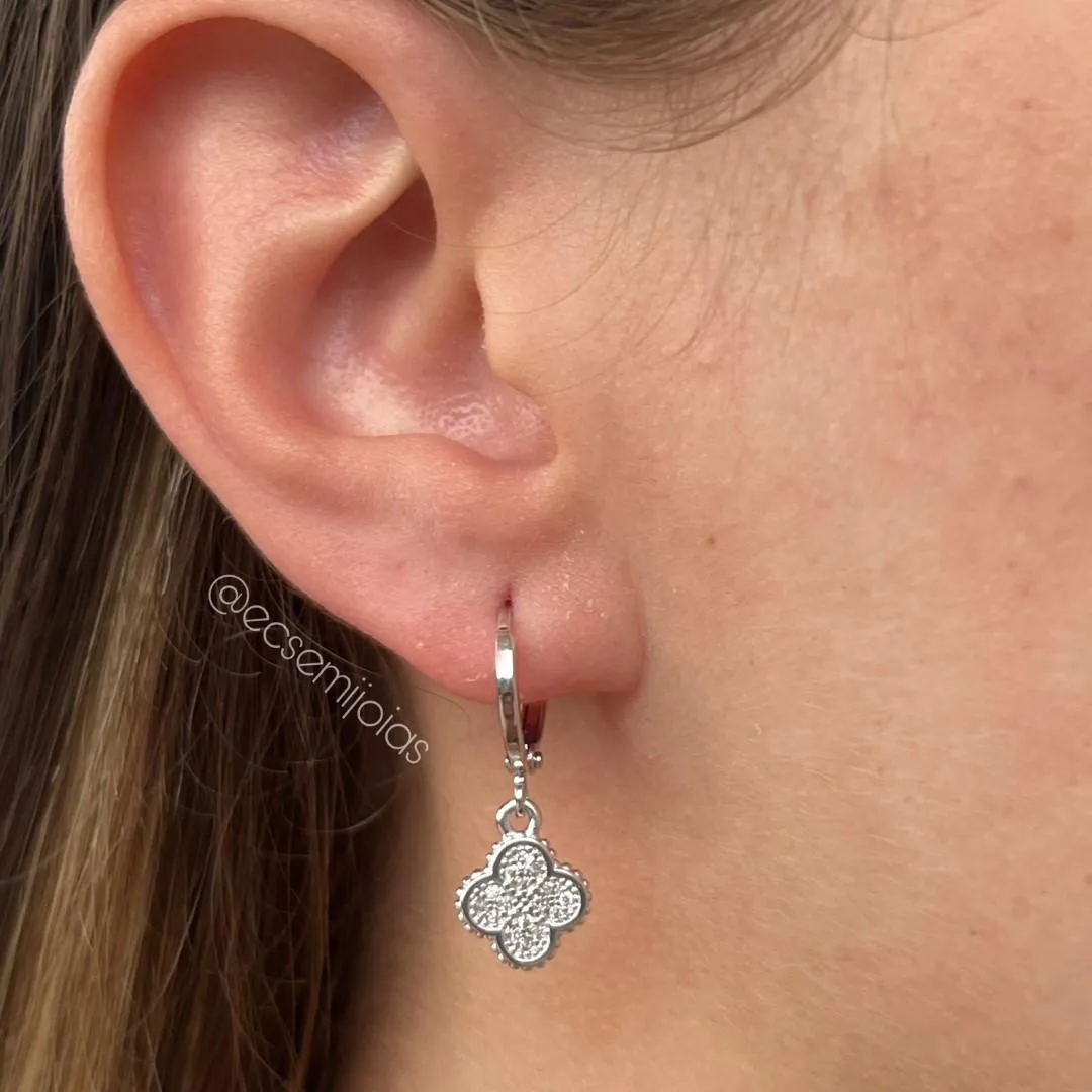 Argola tranqueta com trevo 10mm pendurado cravejado - banhado a ródio branco