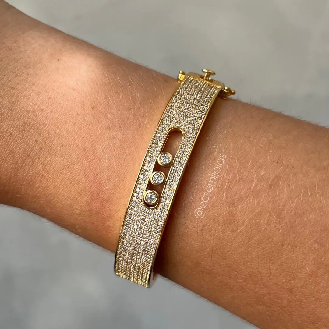 Bracelete com área retangular cravejada (8 fileiras) com parte vazada no centro com 3 zircônias maiores - banhado a ouro 18k