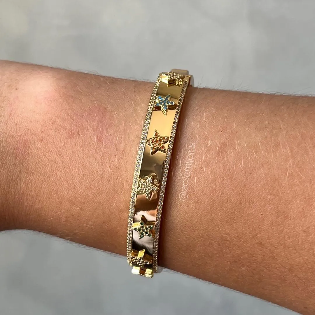 Bracelete com estrelas cravejadas, com aro liso no meio e bordas cravejadas - banhado a ouro 18k