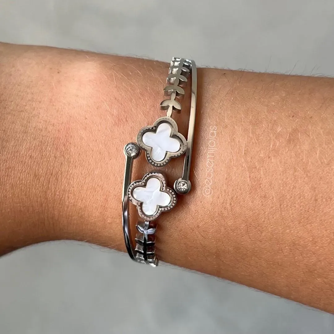 Bracelete com trevo e 1 zircônia de cada lado, aro com folhinhas - aço
