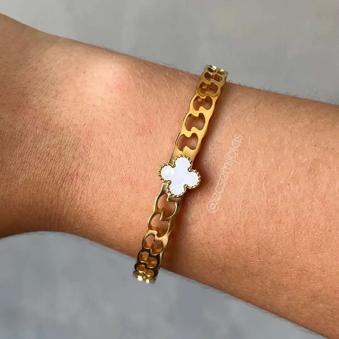 Bracelete com trevo e aro de aros lisos vazados - aço dourado
