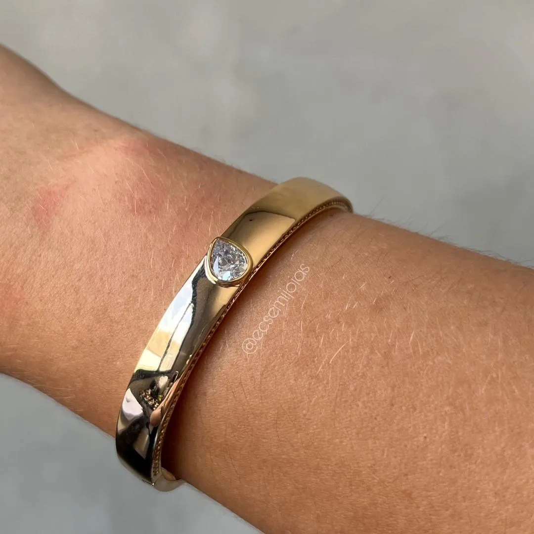Bracelete liso com zircônia gota no centro e cravejado nas laterais - banhado a ouro 18k