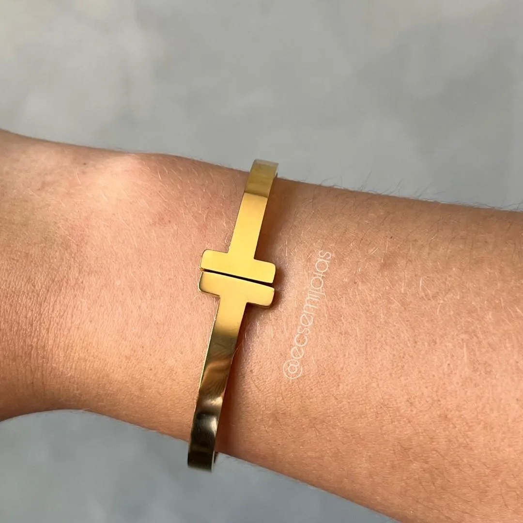 Bracelete T liso - aço dourado
