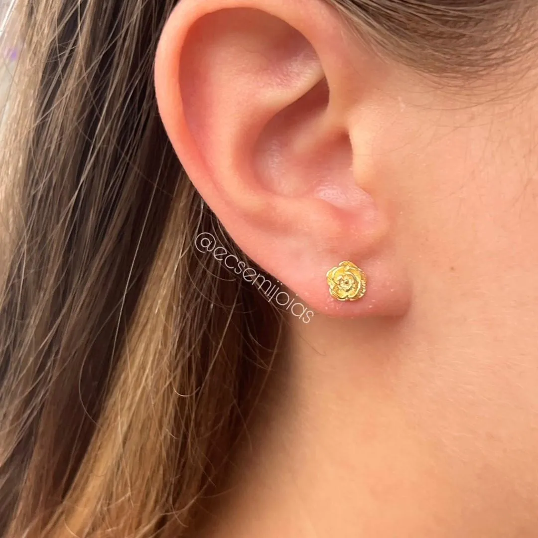 Brinco de florzinha rosa lisa - banhado a ouro 18k