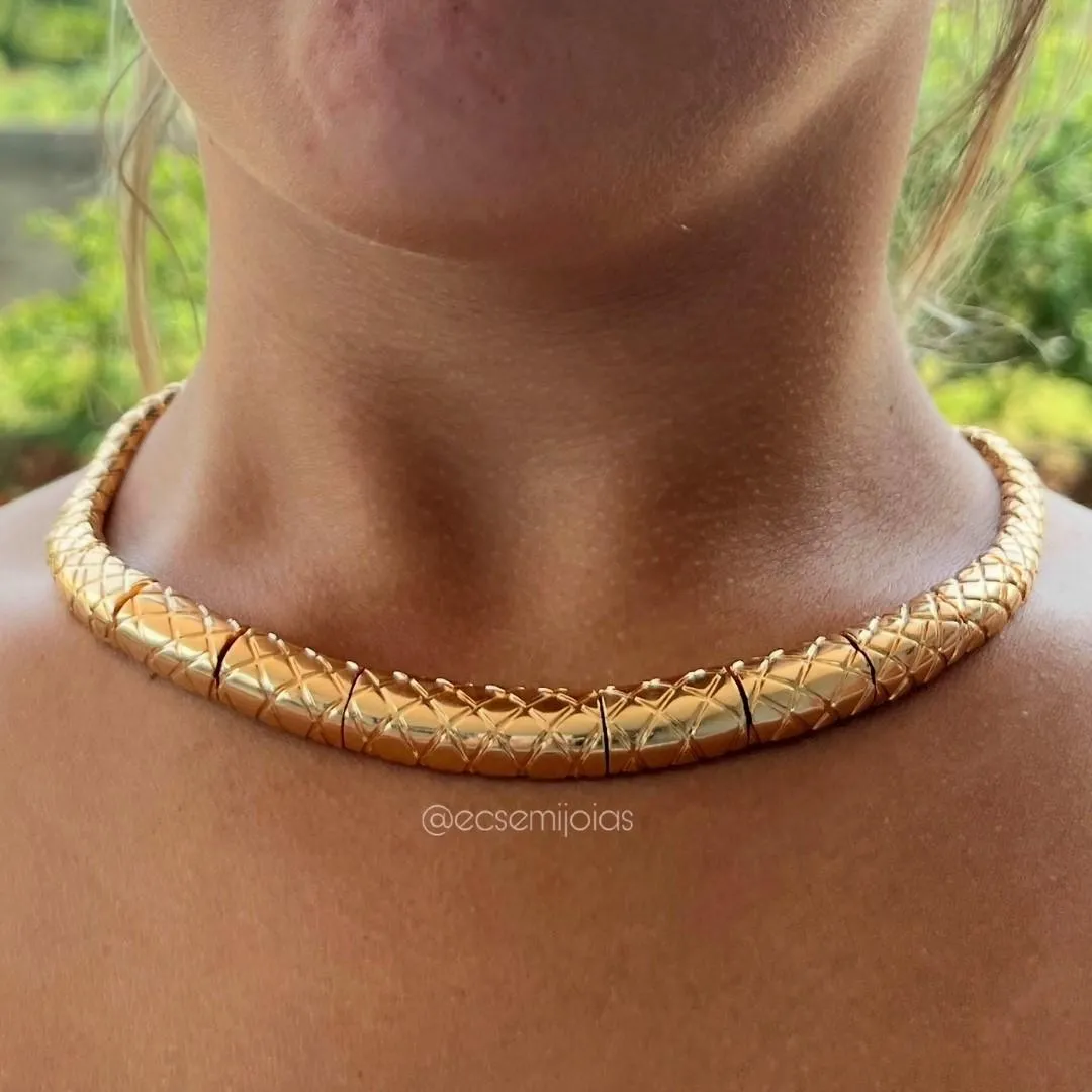 Canga trabalhada mais grossa - 10mm - banhado a ouro 18k
