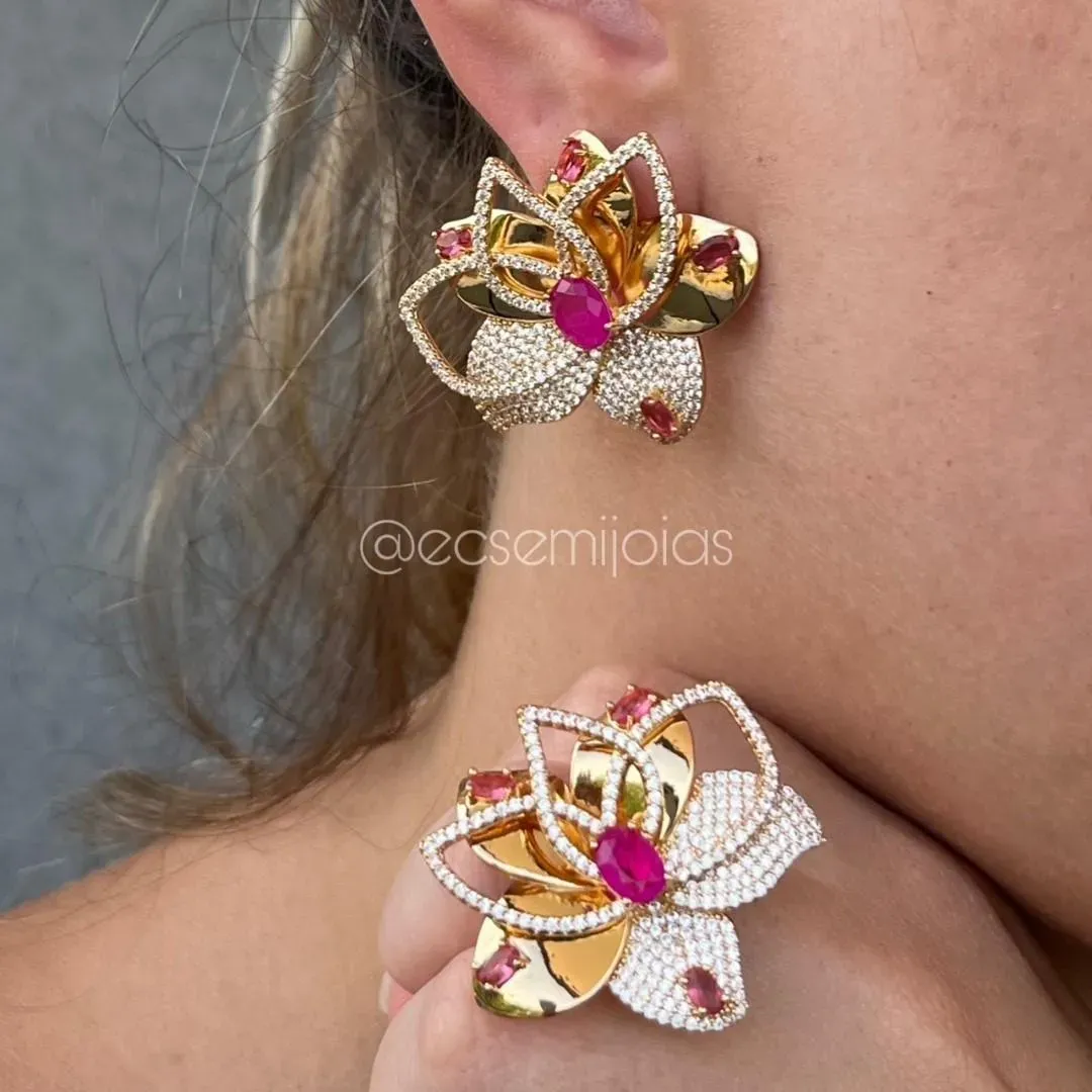 Conjunto de anel e brinco de flor cravejada com pedras ovais maiores, pétalas lisas e cravejadas - banhado a ouro 18k