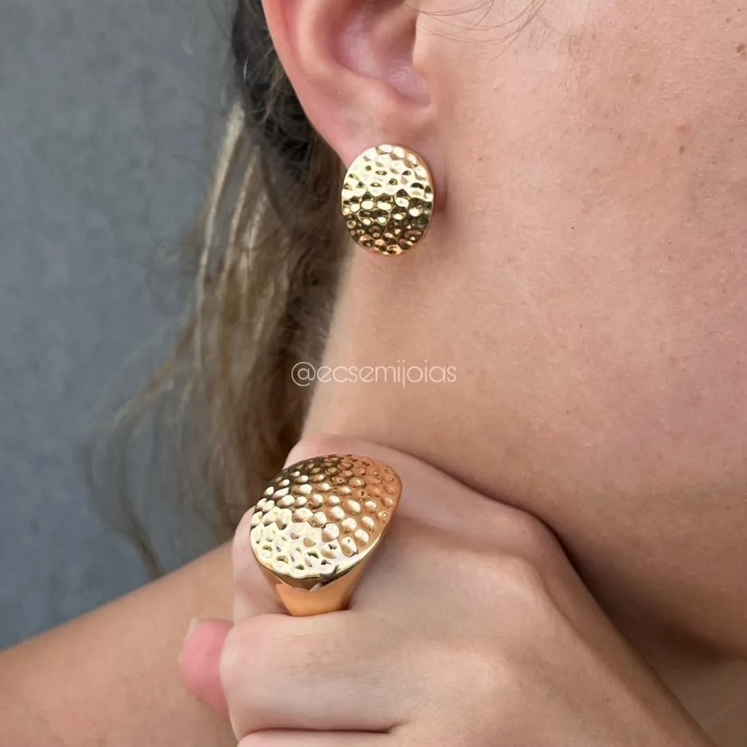Conjunto de anel e brinco oval martelado liso  - banhado a ouro 18k