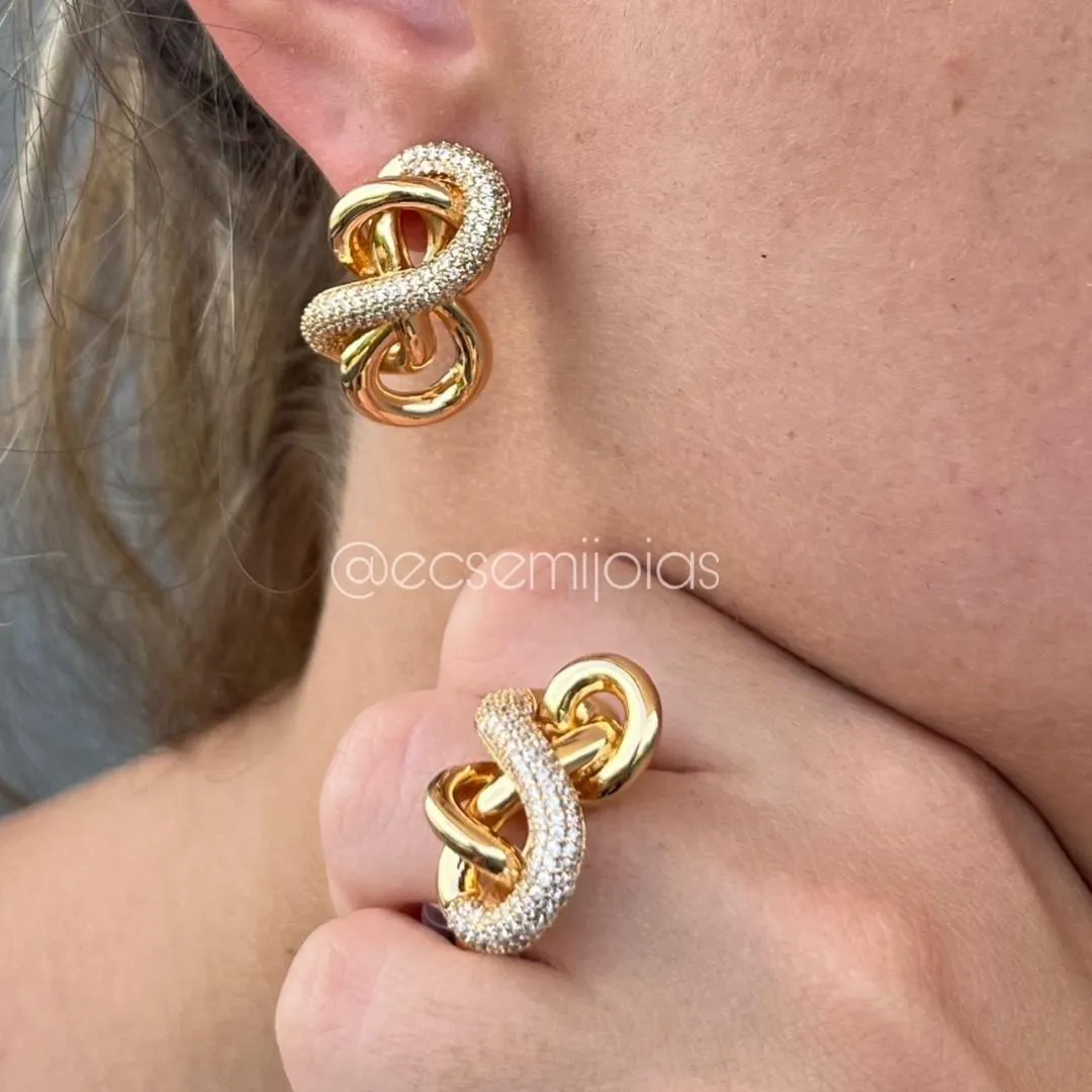 Conjunto de anel e brinco todo entrelaçado vazado com aros lisos e cravejados  - banhado a ouro 18k