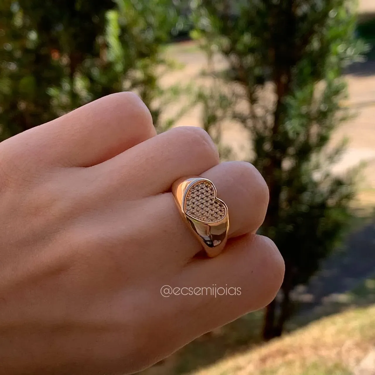 Anel de coração cravejado com aro liso polido - banhado a ouro 18k