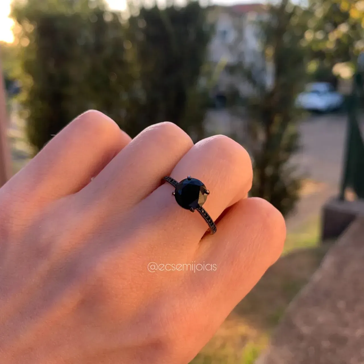 Anel solitário de 8mm com aro 100% cravejado - banhado a ouro 18k