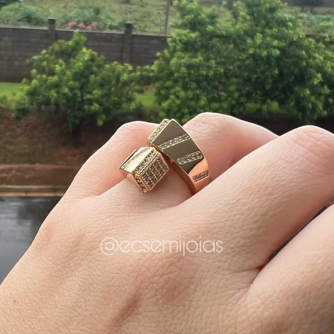 Anel com 2 pontas retangulares cravejadas e 3 fileiras cravejadas - banhado a ouro 18k