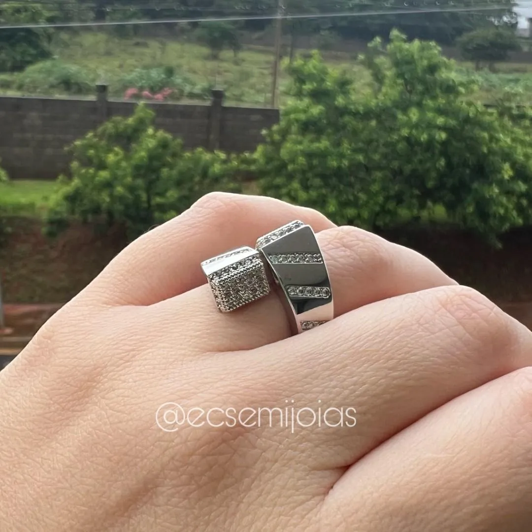 Anel com 2 pontas retangulares cravejadas e 3 fileiras cravejadas - banhado a ródio branco