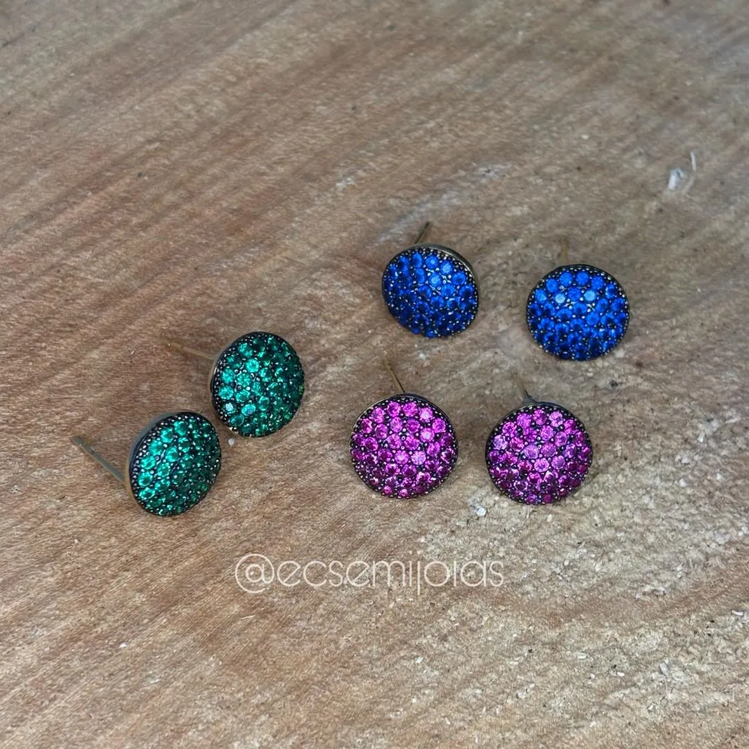 Brinco redondo/meia bola cravejada 11mm - banhado a ouro 18k