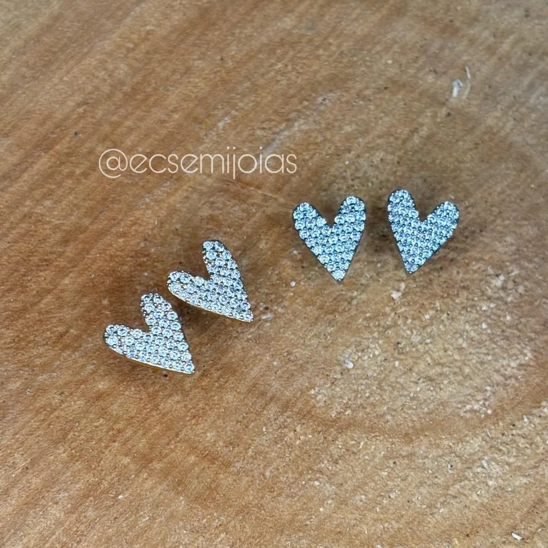 Brinco de coração cravejado - banhado a ródio branco