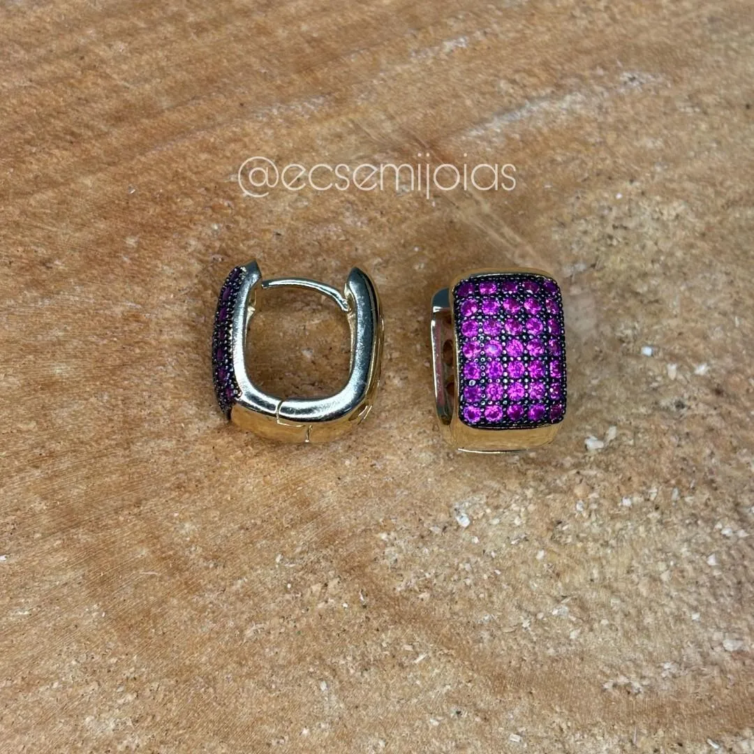 Argola retangular com 5 fileiras cravejadas e parte de trás vazada - 9x14mm - banhado a ouro 18k
