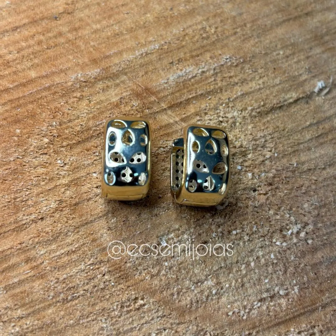 Argola retangular com 5 fileiras cravejadas e parte de trás vazada - 9x14mm - banhado a ouro 18k