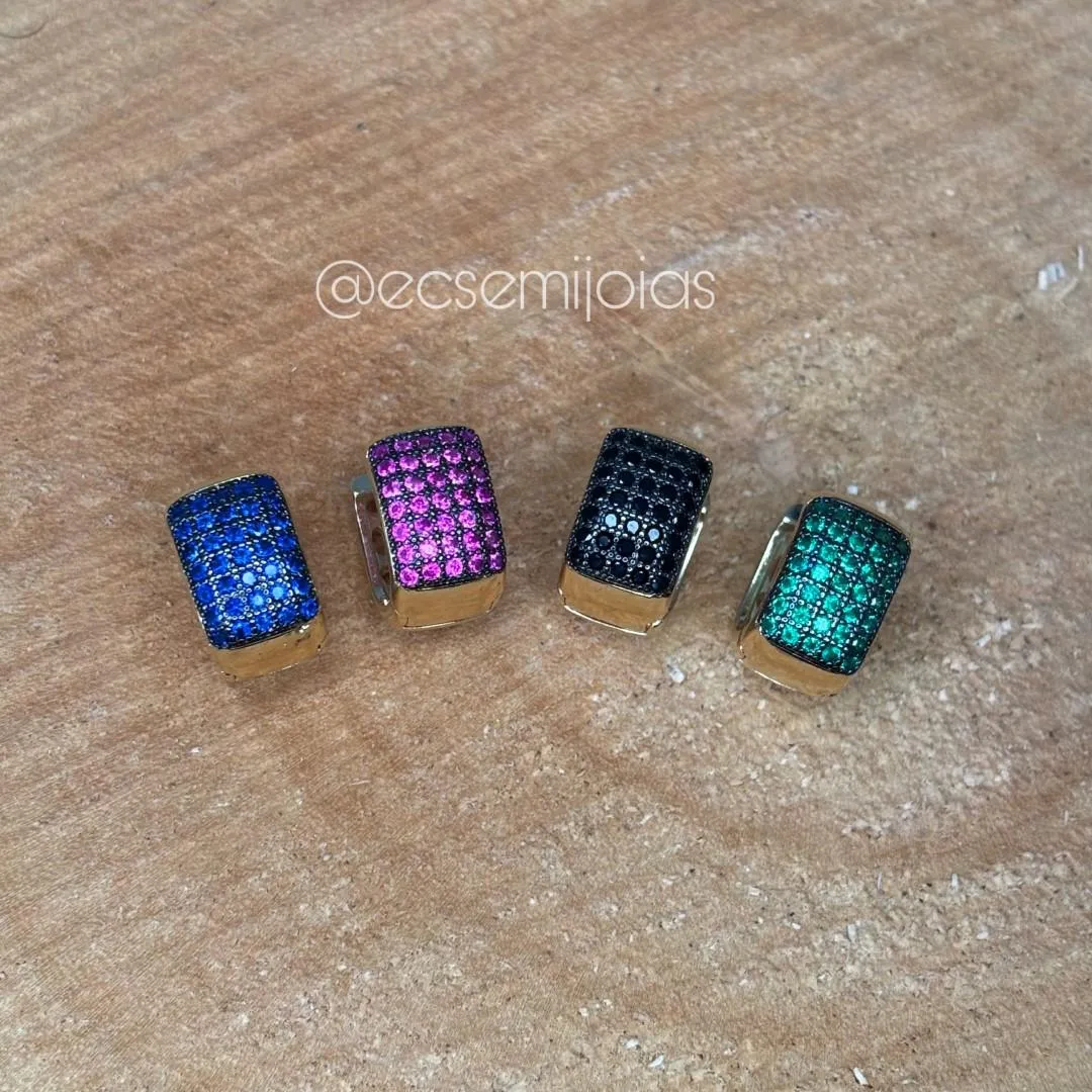 Argola retangular com 5 fileiras cravejadas e parte de trás vazada - 9x14mm - banhado a ouro 18k