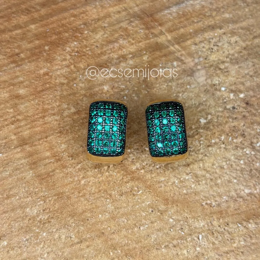 Argola retangular com 5 fileiras cravejadas e parte de trás vazada - 9x14mm - banhado a ouro 18k