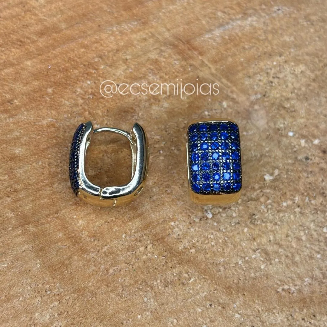 Argola retangular com 5 fileiras cravejadas e parte de trás vazada - 9x14mm - banhado a ouro 18k