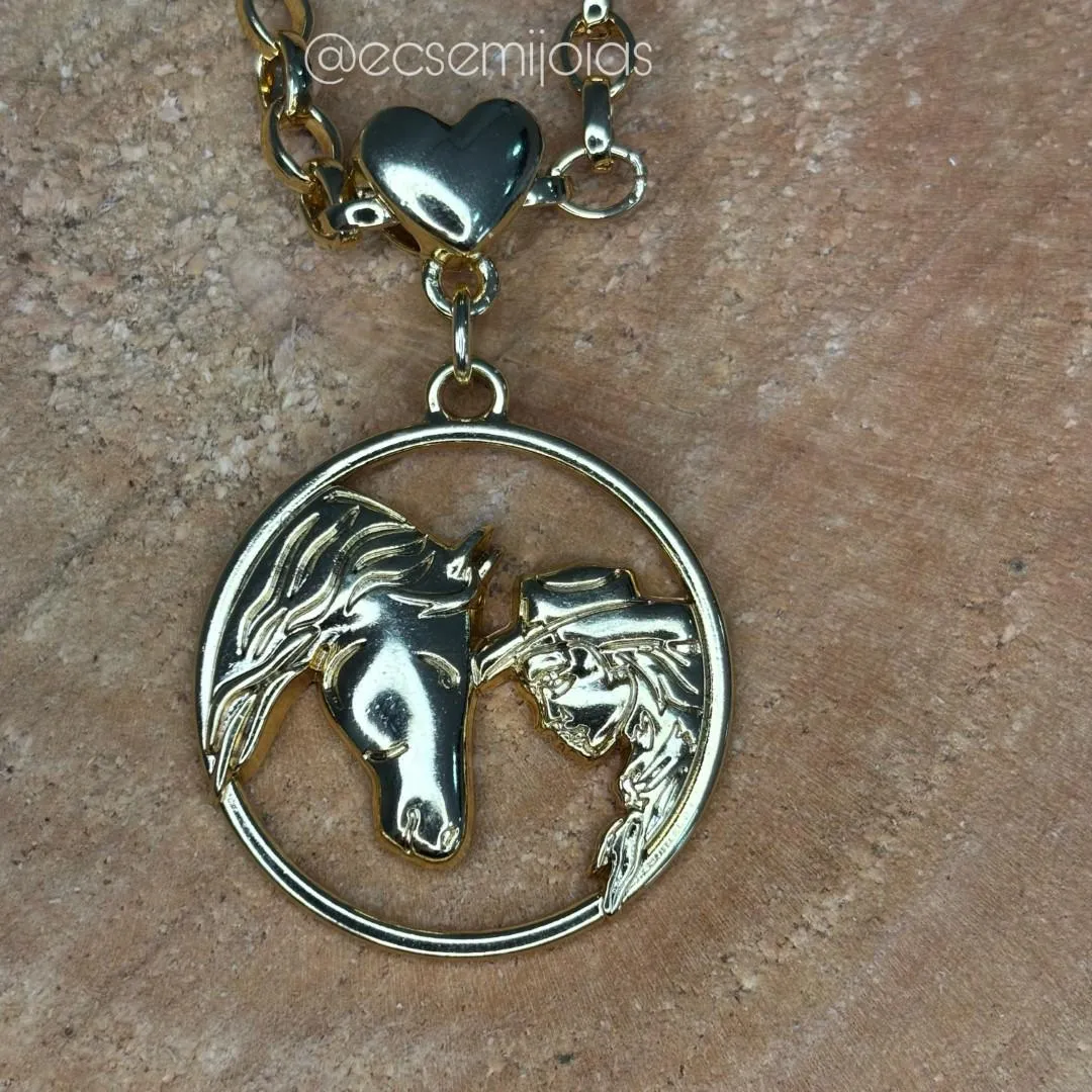 Colar elo português 4mm com pingente de peoa com cavalo - 47cm - banhado a ouro 18k