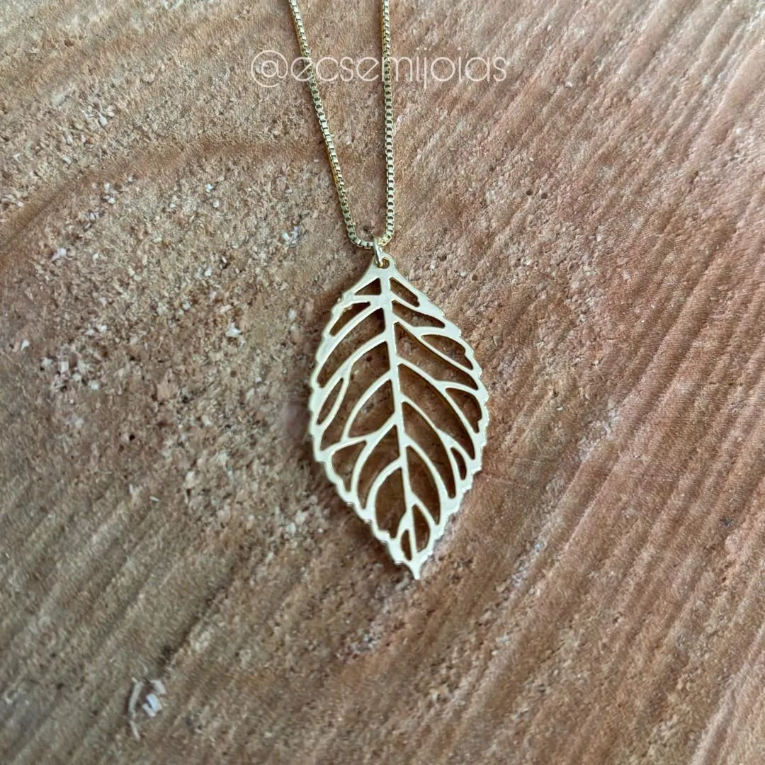 Colar veneziana com pingente de folha lisa vazada - 45cm - banhado a ouro 18k