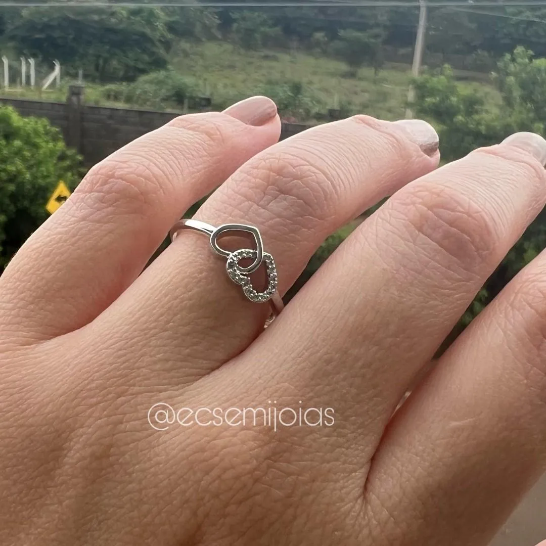 Anel 2 corações entrelaçados, 1 cravejado e outro liso - banhado a ródio branco