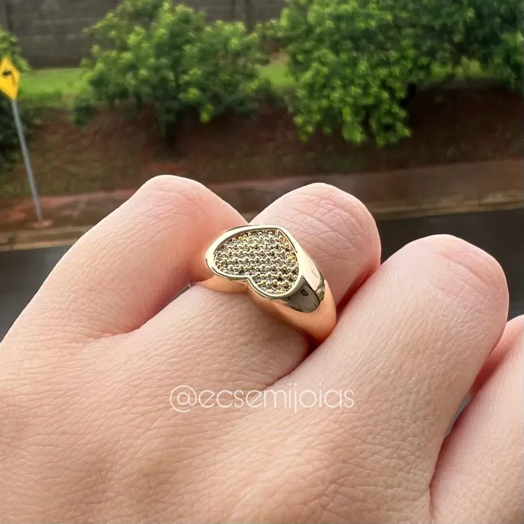Anel de coração cravejado com aro liso polido - banhado a ouro 18k