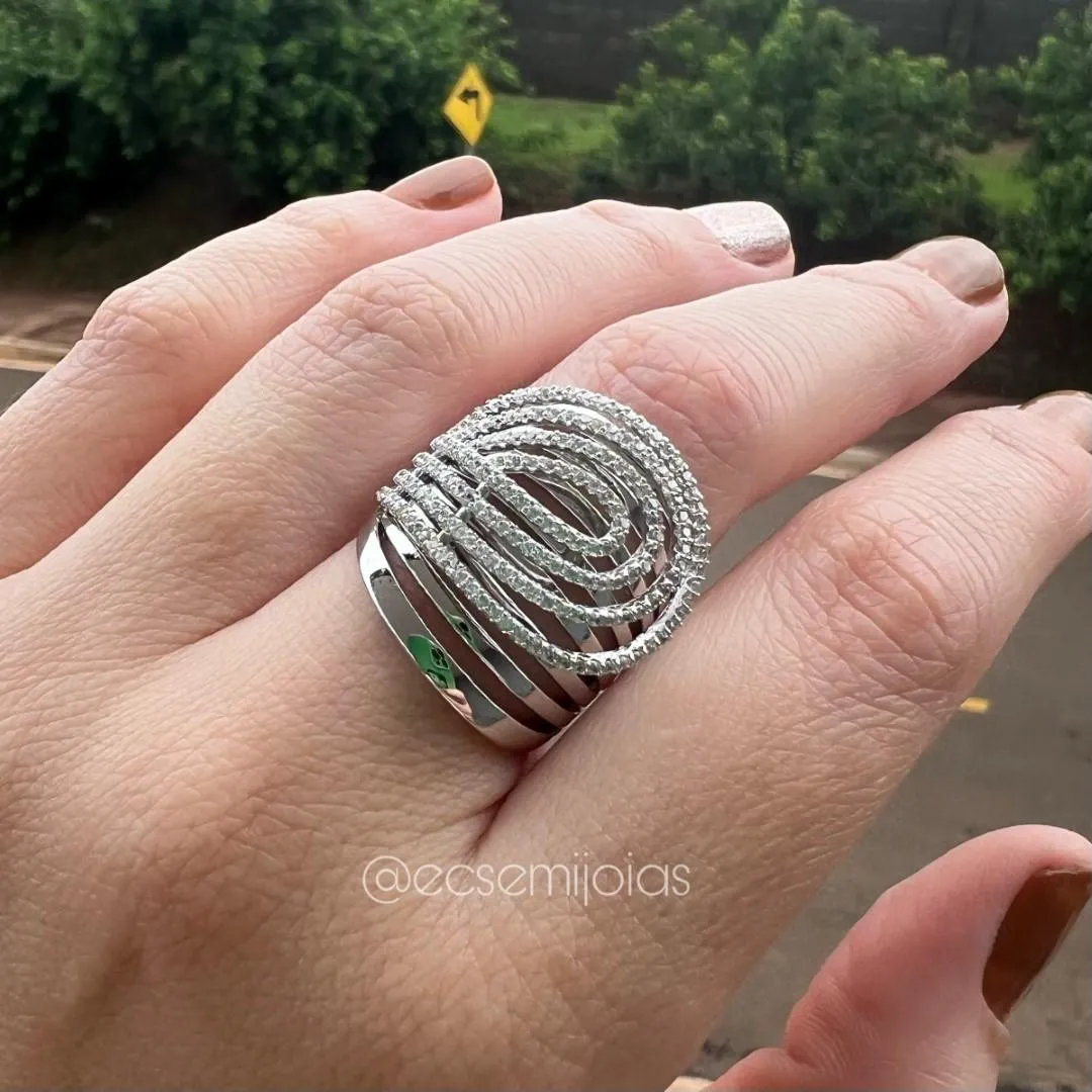 Anel com 2 andares, de cima com gotas cravejadas vazadas e de baixo aros lisos vazados - banhado a ródio branco