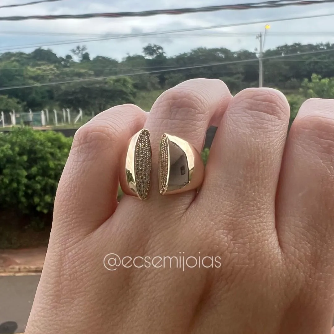 Anel com 2 pontas ovais cravejadas aberto no meio - banhado a ouro 18k