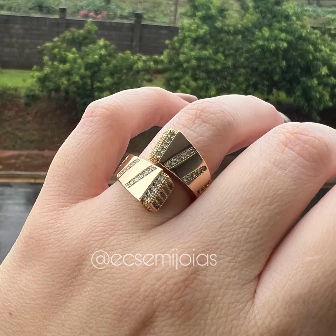 Anel com 2 pontas retangulares cravejadas e 3 fileiras cravejadas - banhado a ouro 18k