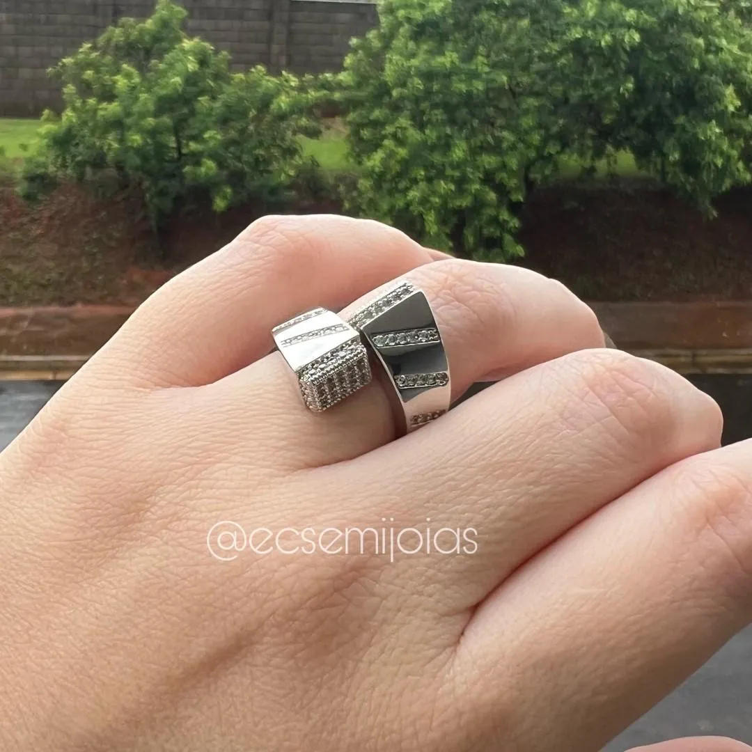 Anel com 2 pontas retangulares cravejadas e 3 fileiras cravejadas - banhado a ródio branco