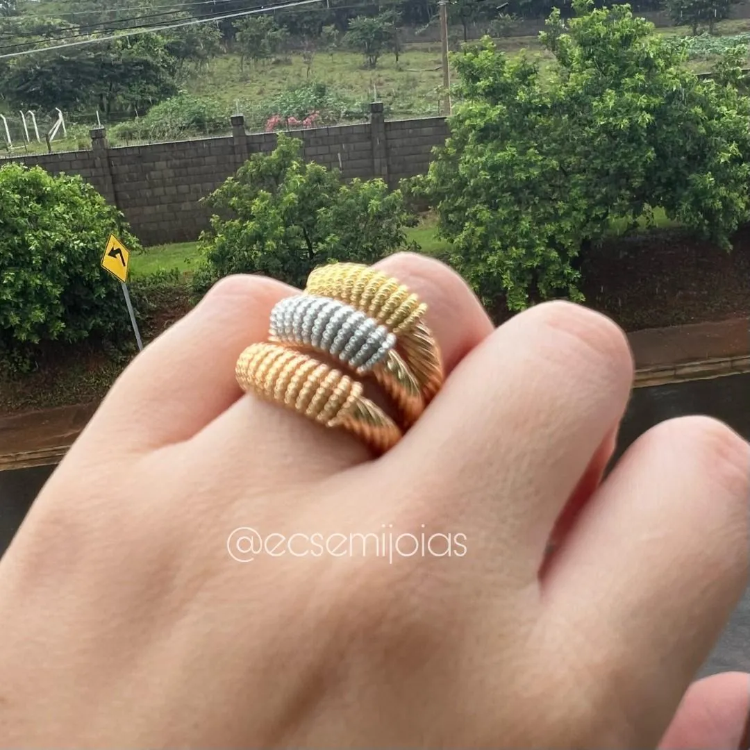 Anel com 3 aros bombardeados de cores diferentes - banhado a ouro 18k (aplique de ródio e rosê)