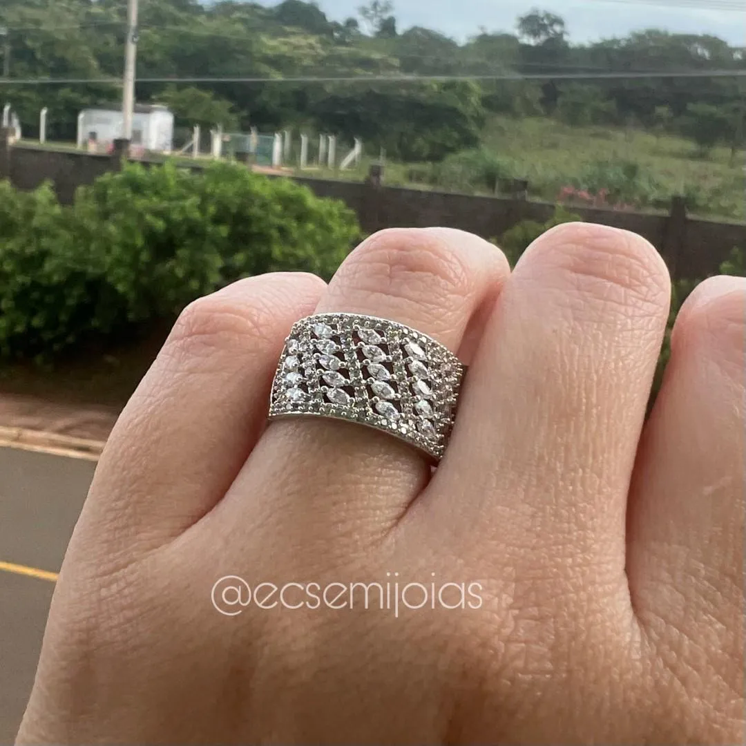 Anel com 5 fileiras de zircônias navetes com bordas cravejadas - banhado a ródio branco