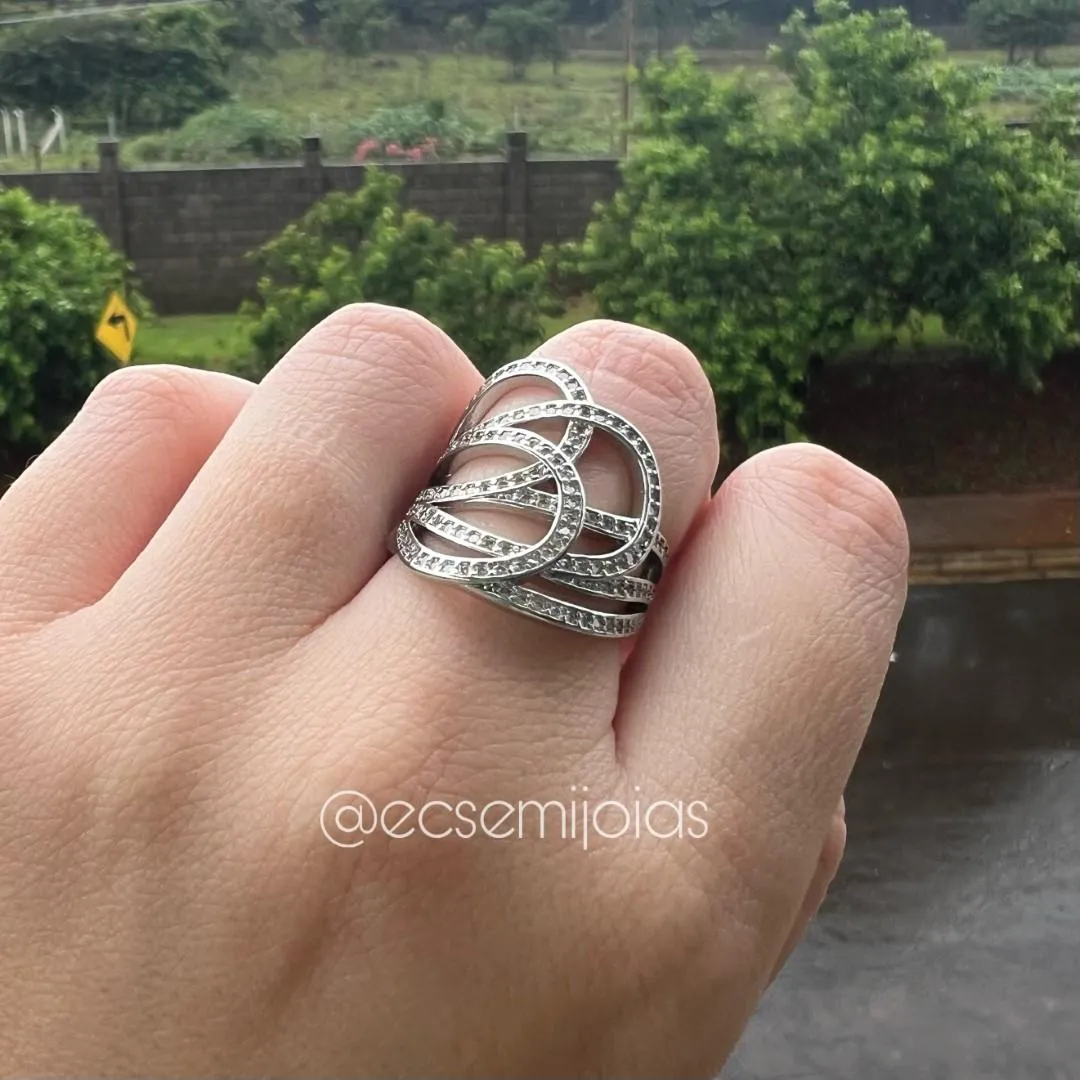Anel com aros cravejados entrelaçados vazados - banhado a ródio branco